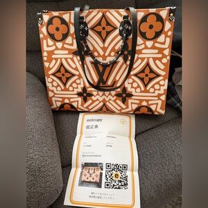 GST Louis Vuitton Tan and White Geometric Tote limited edition
Rank AB